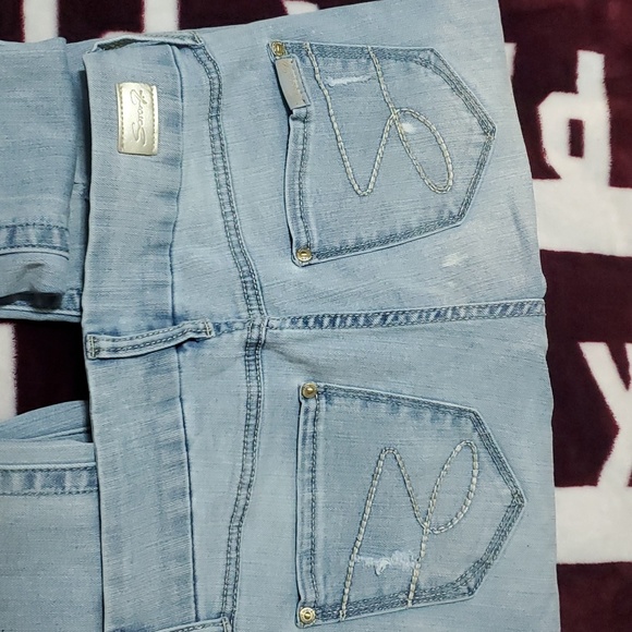 FREE W ANY BUNDLE PURCHASE. Never worn, Skinny jeans. Size 4 - Picture 2 of 2